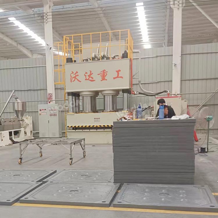 1250噸液壓機(jī)模壓聚丙烯壓濾板現(xiàn)場(chǎng) 1250噸液壓機(jī)模壓聚丙烯壓濾板現(xiàn)場(chǎng)