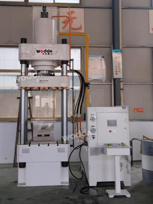 防彈頭盔成型液壓機(jī)現(xiàn)場 防彈頭盔成型液壓機(jī)現(xiàn)場