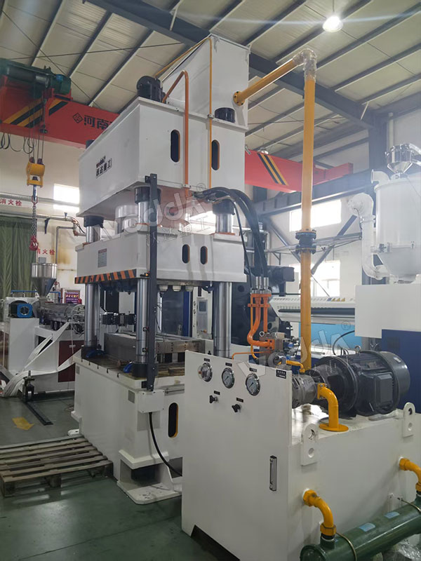 630噸四柱液壓機現(xiàn)場試機 630噸四柱液壓機現(xiàn)場試機