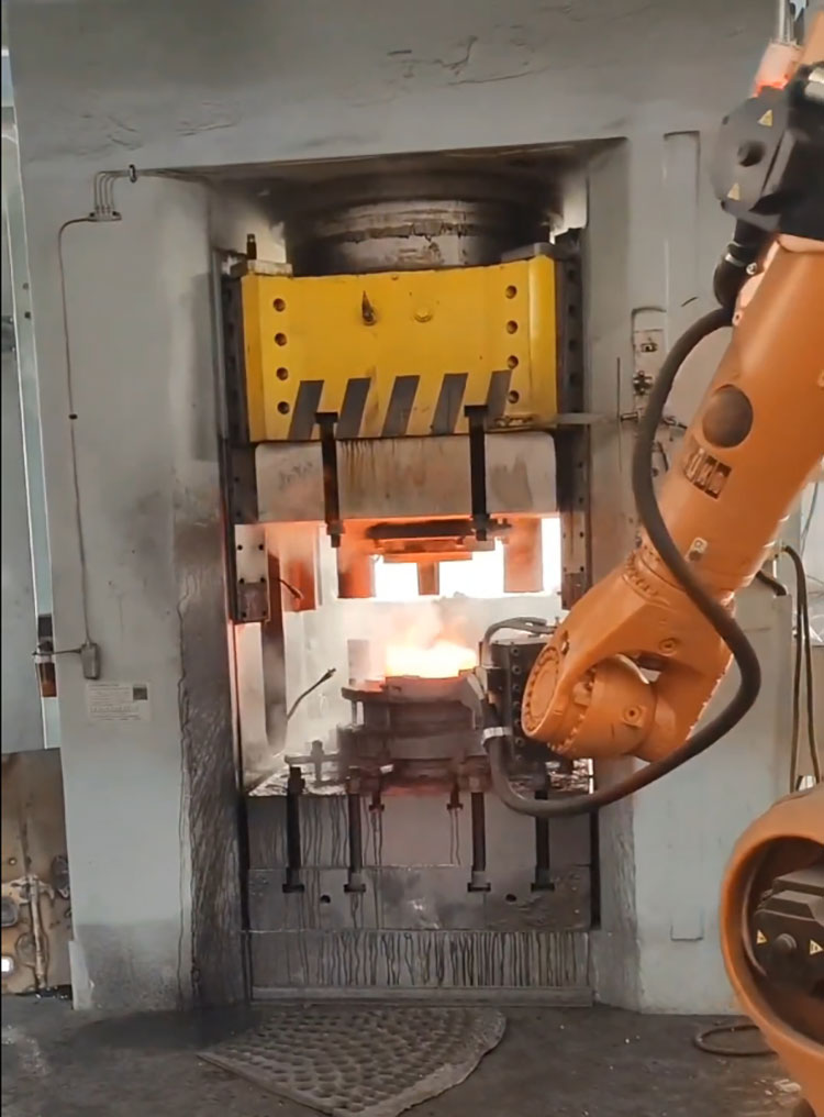 2500噸熱鍛液壓機(jī)現(xiàn)場(chǎng)(法蘭) 2500噸熱鍛液壓機(jī)現(xiàn)場(chǎng)(法蘭)