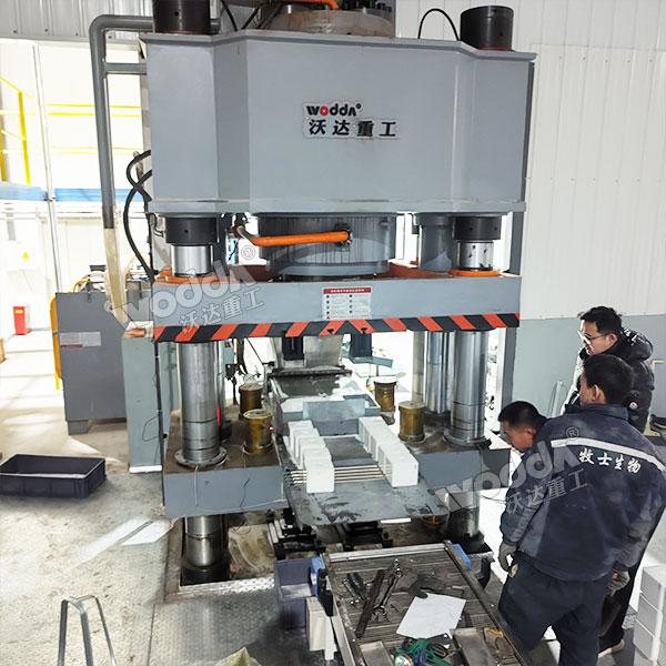 800噸鹽磚機(jī) 800噸鹽磚機(jī)