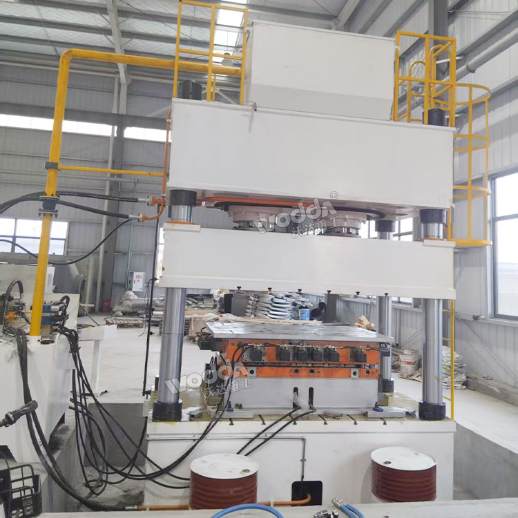 630噸三梁四柱液壓機(jī) 630噸三梁四柱液壓機(jī)