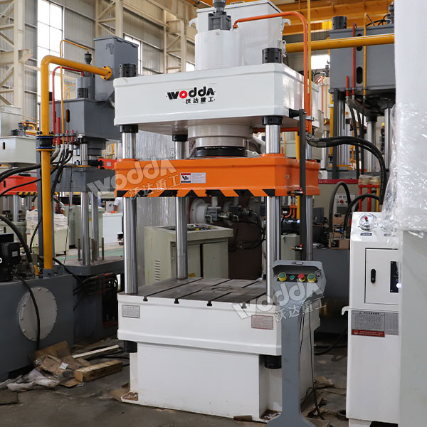 200噸四柱液壓機(jī) 200噸四柱液壓機(jī)