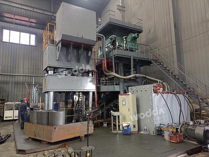 2000噸液壓機(jī) 2000噸液壓機(jī)