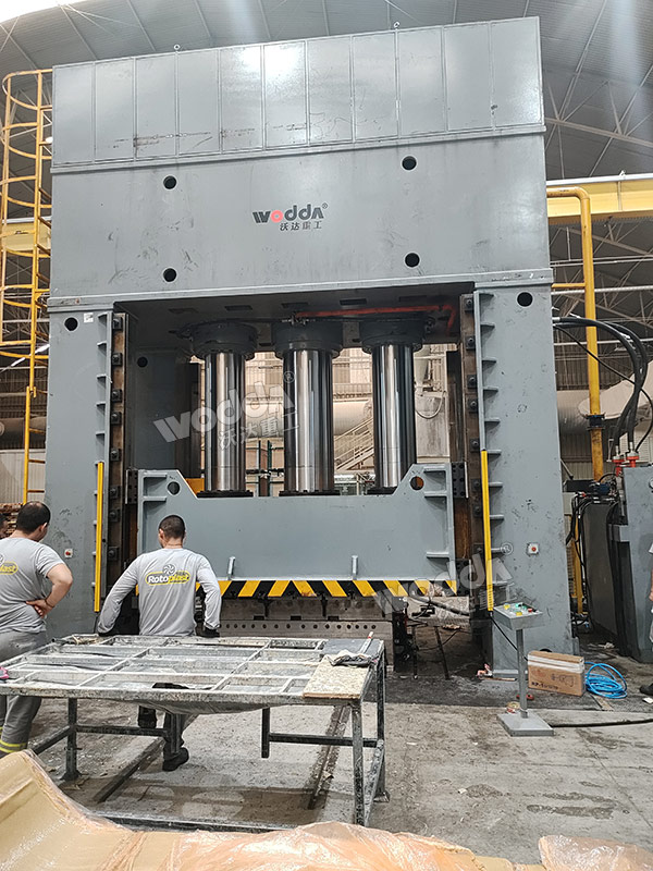 2000噸框架式液壓機(jī) 2000噸框架式液壓機(jī)