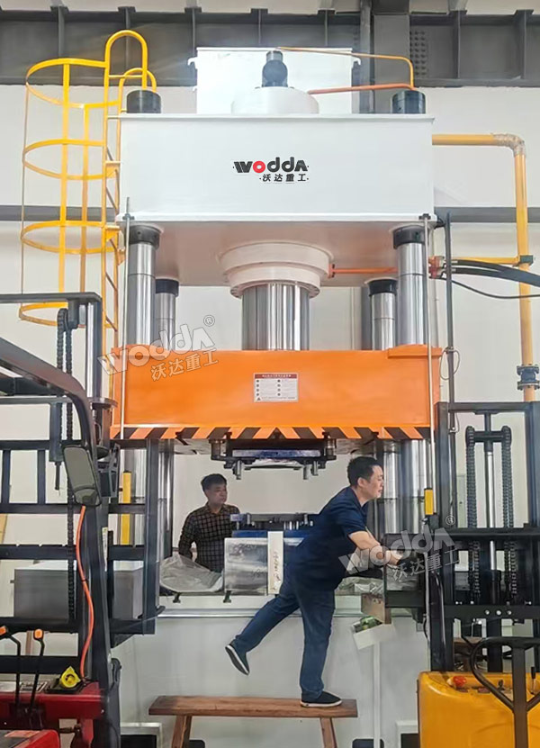 630噸汽車發(fā)動機(jī)護(hù)板成型液壓機(jī) 630噸汽車發(fā)動機(jī)護(hù)板成型液壓機(jī)