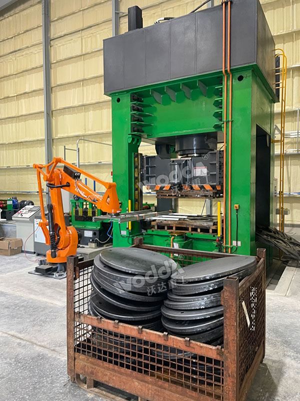 1000噸框架式液壓機(jī)沖壓海洋浮標(biāo)現(xiàn)場(chǎng) 1000噸框架式液壓機(jī)沖壓海洋浮標(biāo)現(xiàn)場(chǎng)