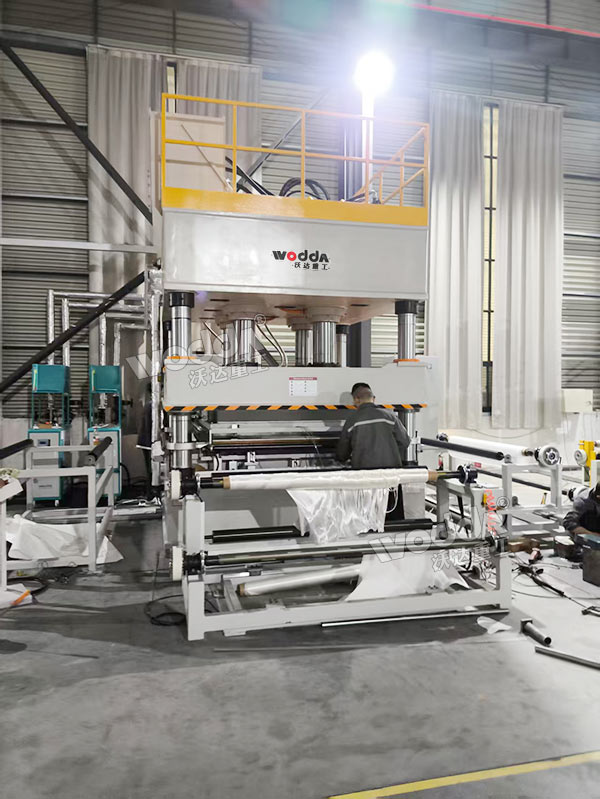 630噸PE防彈無緯布模壓液壓機(jī)現(xiàn)場 630噸PE防彈無緯布模壓液壓機(jī)現(xiàn)場