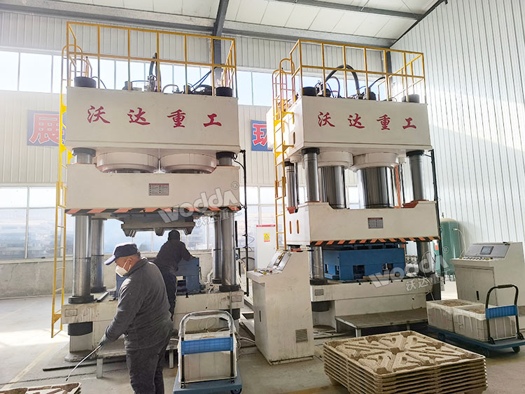 1600噸木屑托盤液壓機(jī)現(xiàn)場(chǎng) 1600噸木屑托盤液壓機(jī)現(xiàn)場(chǎng)