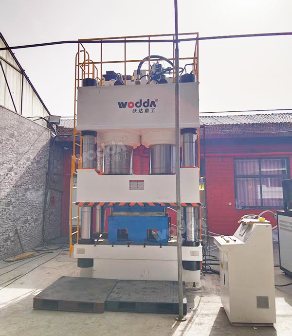 1600噸木屑托盤液壓機現(xiàn)場 1600噸木屑托盤液壓機現(xiàn)場