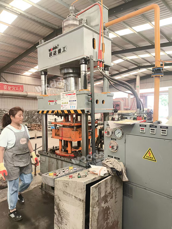 200噸封頭液壓機生產(chǎn)線 200噸封頭液壓機生產(chǎn)線