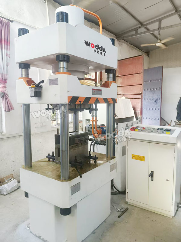 160噸四柱液壓機(jī) 160噸四柱液壓機(jī)