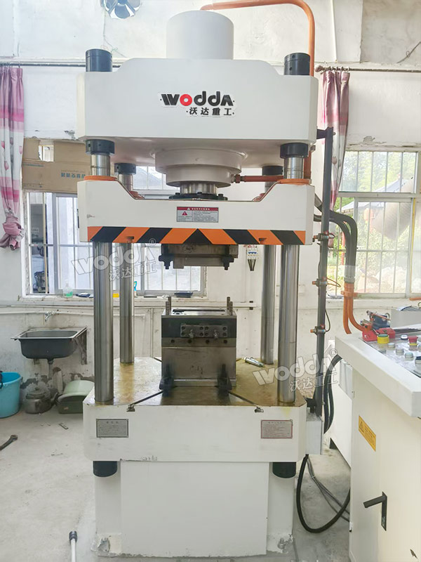 160噸鐵路高溫絕緣配件模壓液壓機(jī) 160噸鐵路高溫絕緣配件模壓液壓機(jī)