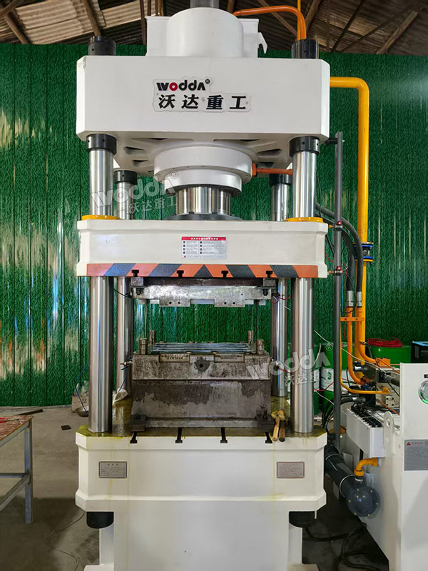 315噸復(fù)合材料成型液壓機 315噸復(fù)合材料成型液壓機