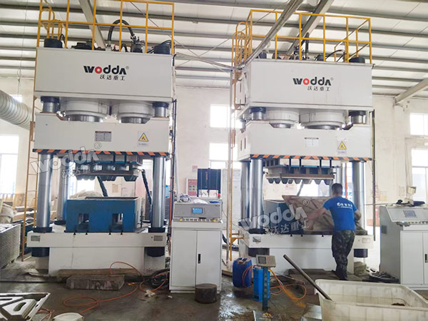 1600噸木屑托盤(pán)液壓機(jī) 1600噸木屑托盤(pán)液壓機(jī)