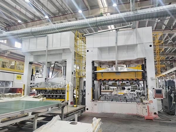 2臺(tái)汽車內(nèi)飾件成型液壓機(jī).jpg 2臺(tái)汽車內(nèi)飾件成型液壓機(jī).jpg