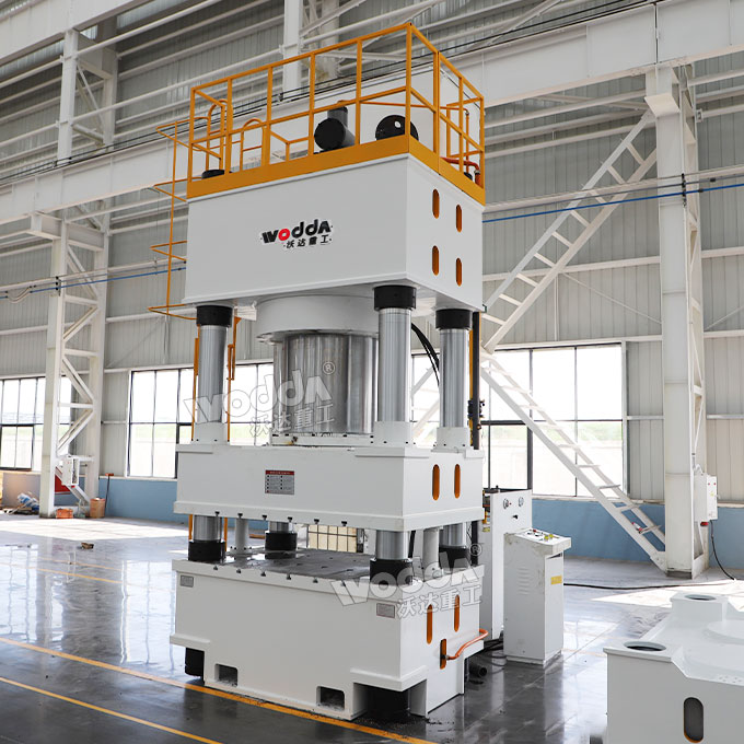 1600噸四柱液壓機.jpg 1600噸四柱液壓機.jpg