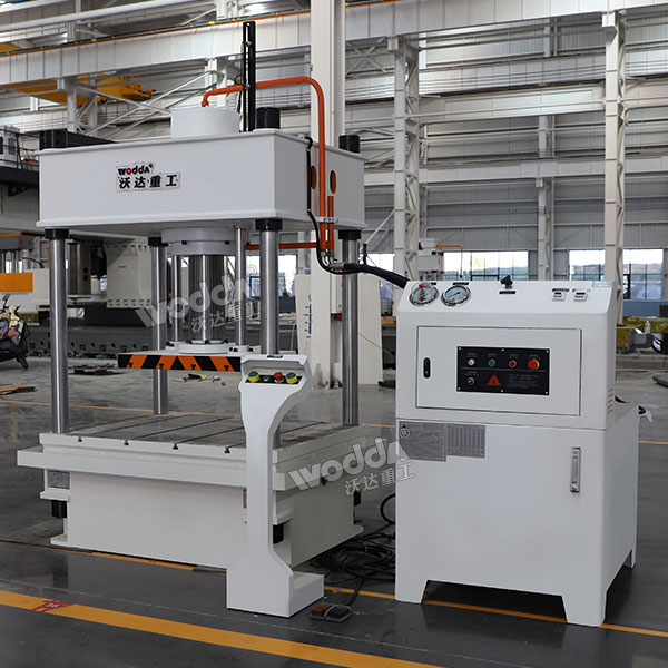 200噸兩梁四柱液壓機(jī) 200噸兩梁四柱液壓機(jī)