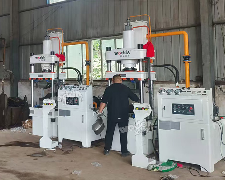 100噸不銹鋼盆拉伸液壓機現(xiàn)場 100噸不銹鋼盆拉伸液壓機現(xiàn)場