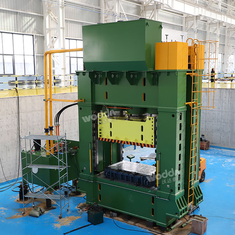 3000噸框架式液壓機(jī)車(chē)間調(diào)試.jpg 3000噸框架式液壓機(jī)車(chē)間調(diào)試.jpg