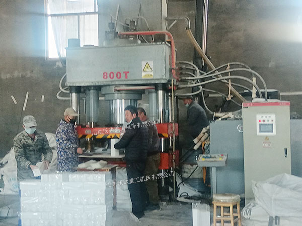 800噸牛羊舔磚液壓機現(xiàn)場 800噸牛羊舔磚液壓機現(xiàn)場