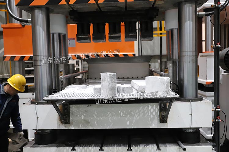 500噸四柱液壓機(jī)壓陶瓷粉末.jpg 500噸四柱液壓機(jī)壓陶瓷粉末.jpg