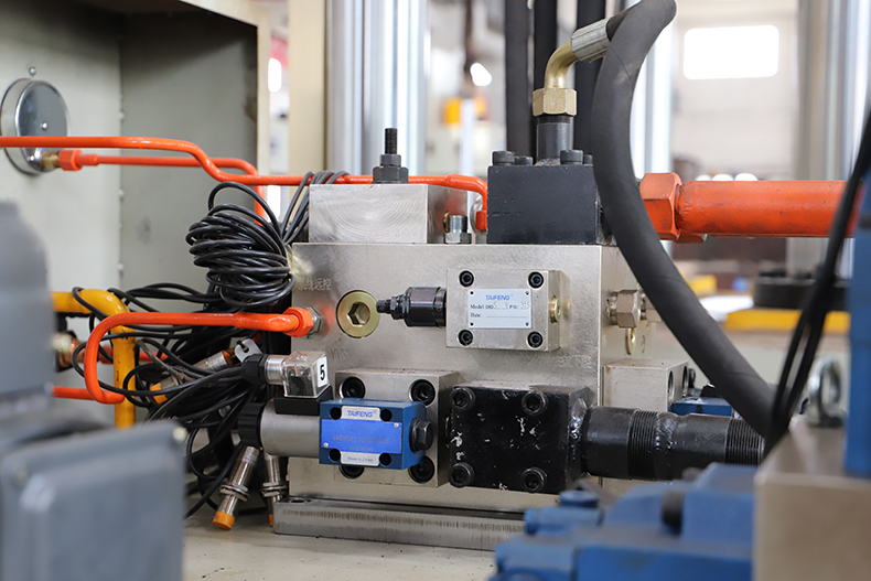 電動(dòng)車(chē)擋風(fēng)板液壓機(jī) 電動(dòng)車(chē)擋風(fēng)板液壓機(jī)