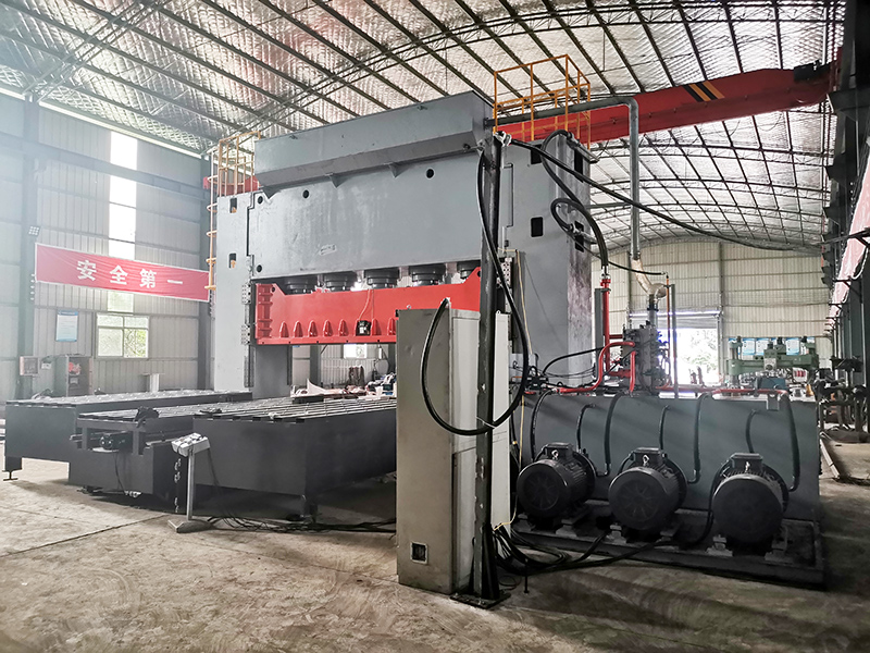 2000噸框架式液壓機(jī) 2000噸框架式液壓機(jī)