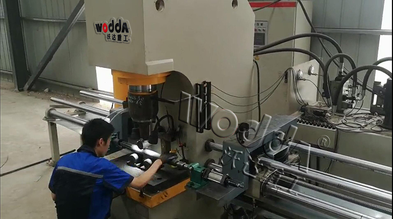 200噸單臂校直機(jī)客戶現(xiàn)場 200噸單臂校直機(jī)客戶現(xiàn)場