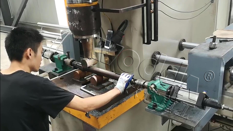 200噸單臂校直機(jī)客戶現(xiàn)場 200噸單臂校直機(jī)客戶現(xiàn)場